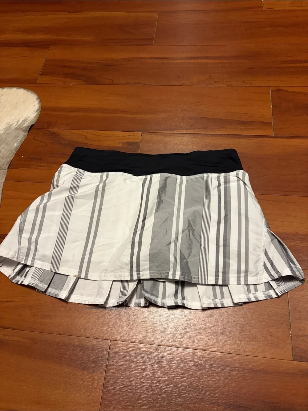 lululemon athletica Black, White & Gray Striped T3 Pleated Skorts Skirt Sz 6